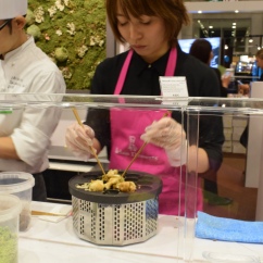 En face, la pâtisserie Sadaharu Aoki était elle ausi présente. Le Salon du Chocolat a un rayonnement tel au travers du monde, qu'il y a de plus de 700 participants, en comptant les exposants, chefs, chefs pâtissiers, chocolatiers, experts, auteurs et artistes, venus de 40 pays. Alors les chocolatiers japonais sont de plus en plus nombreux... en particulier cette année !