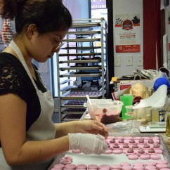Aby, apprentie pâtissière canadienne en pleine confection de macarons